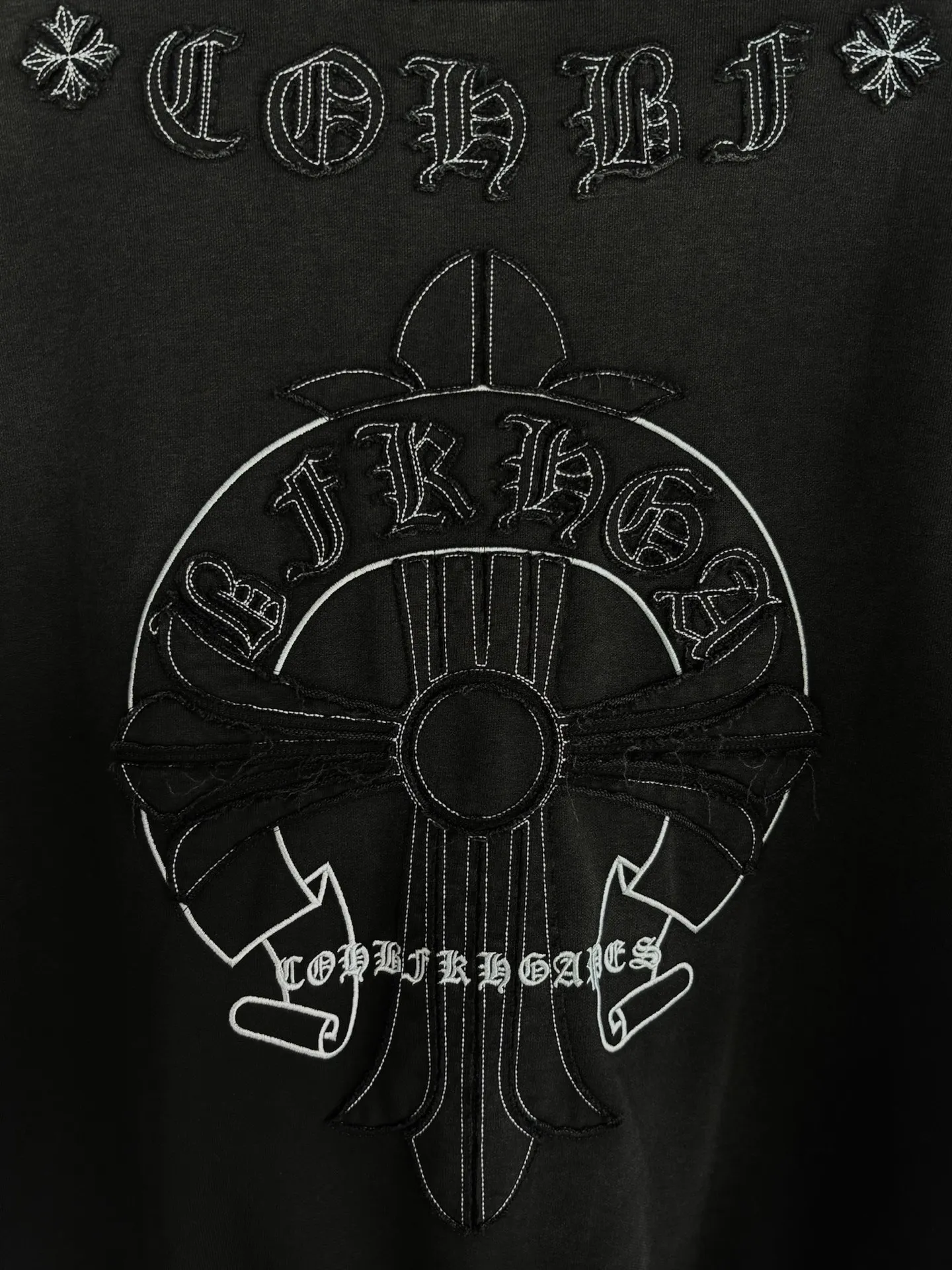 P340 [Higher version] Chrome Hearts*Chrome heart patch embroidered horseshoe logo‼ ️Hooded sweatshirt *Made of 430g pure cotton sweatshirt fabric with double yarns. The fabric is woven with double yarns and twisted together. The strength is 40% higher than that of single yarns, forming a three-dimensional texture similar to the texture of tripe. It not only maintains the moisture absorption and breathability of pure cotton, but also achieves "softness and not collapse" through double yarn thickening. The whole strip of Maliu scanning spray technology uses the washing process to produce a natural fading effect in parts, and the os version has a more lazy and loose feeling. *Laser burnt patch embroidery➕Frayed process: micro-label on the chest patch, large logo horseshoe pattern on the back, heavy laser burnt three-dimensional patch embroidery pattern design, washed and frayed, and the overall garment presents a lazy style. *Whether it is daily outings or sports and fitness, you can show your trendy attitude and become the focus of the street. Same style for men and women 𝐂𝐎𝐋𝐎𝐔𝐑: white, blue, black 𝐒𝐈𝐙𝐄: S-XL